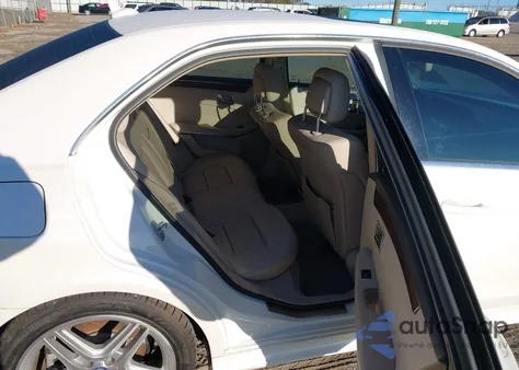 2014 Mercedes-Benz E 350 z USA, uszkodzony, nr VIN WDDHF5KB2EA828510